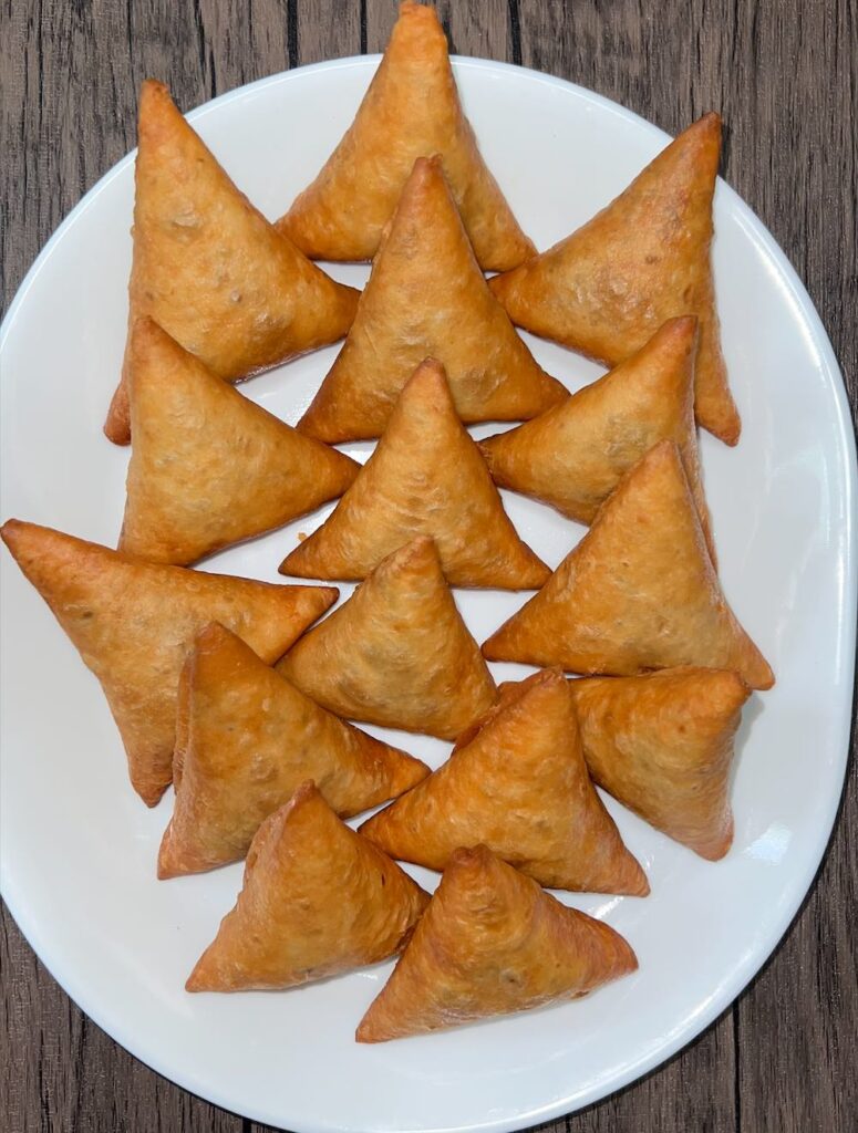 Samosa arranged on a plate