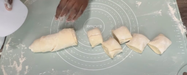 Cutting chapati dough to pieces