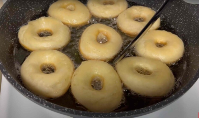 Frying doughnuts1