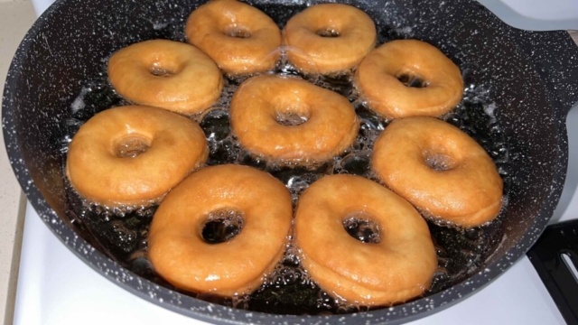 Frying doughnuts2