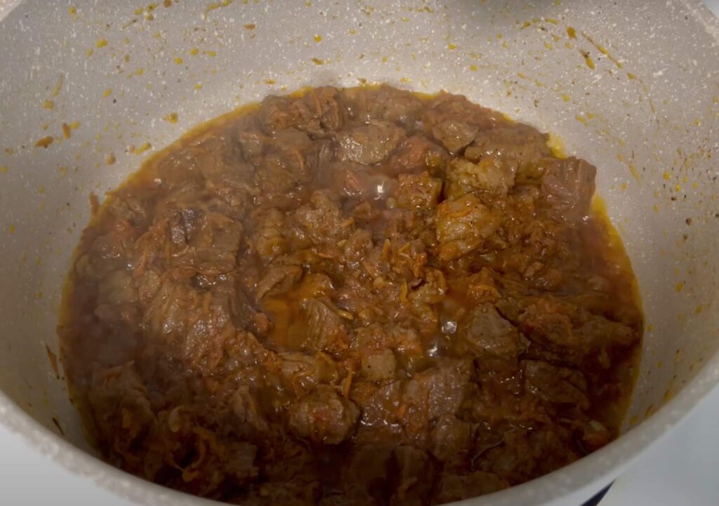 Kenyan Sukumawiki na Nyama sauce